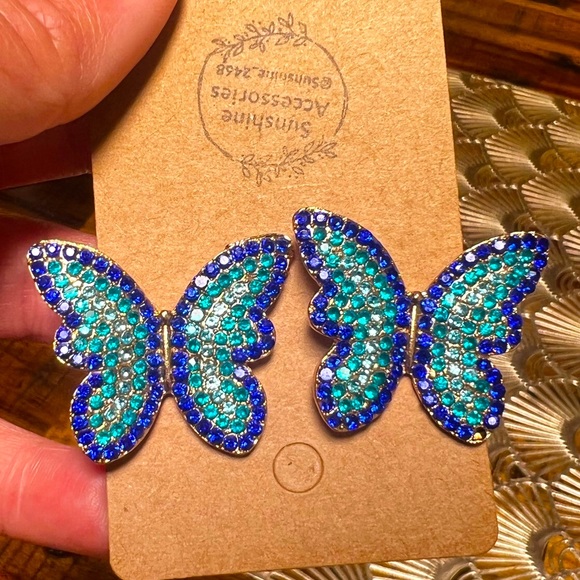Jewelry - Stunning butterfly post earrings. Brand new.